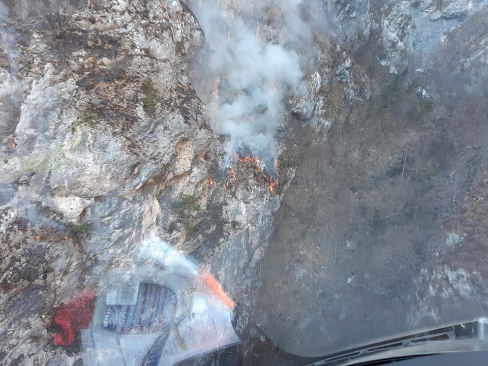 Incendio Val di Zoldo, Bottacin, “50 lanci dagli elicotteri e squadre al lavoro anche a terra”