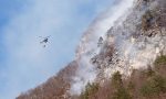 Incendio boschivo a Mezzocanale, sul posto gli elicotteri e il personale della Regione