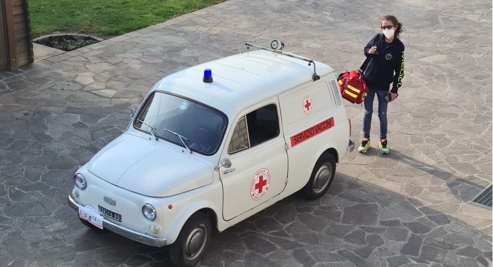 Padre e figlia, medici di famiglia vaccinano i pazienti fragili direttamente a casa