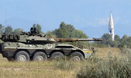 Carro armato sbaglia mira durante l’esercitazione e centra un pollaio: decine di galline sono morte