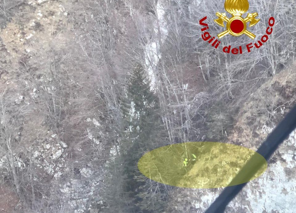 Due giovani sbagliano sentiero e rimangono bloccati in un canalone a Bosco dei Buoi