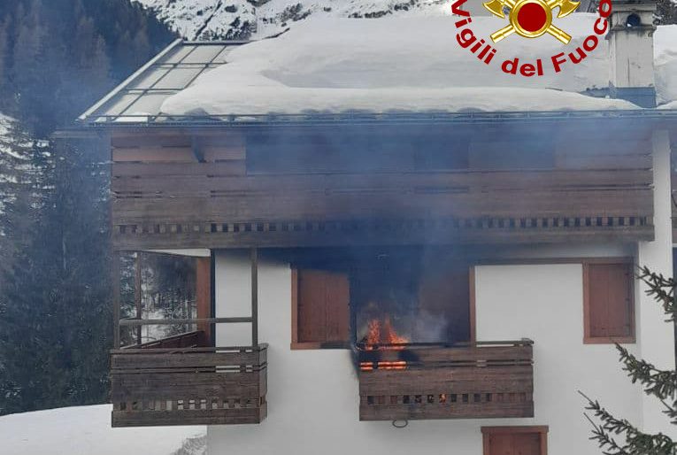Incendio nel balcone di un’abitazione a Zoldo Alto