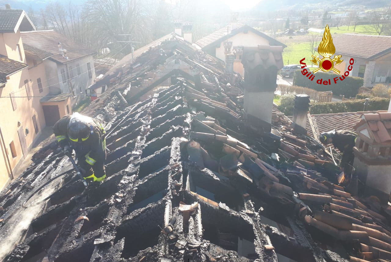 Le foto dell’incendio in una casa a Feltre: 5 persone evacuate