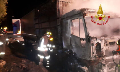 Autocarro in fiamme lungo la SS 51: ricoverato l'autista per aver inalato il fumo