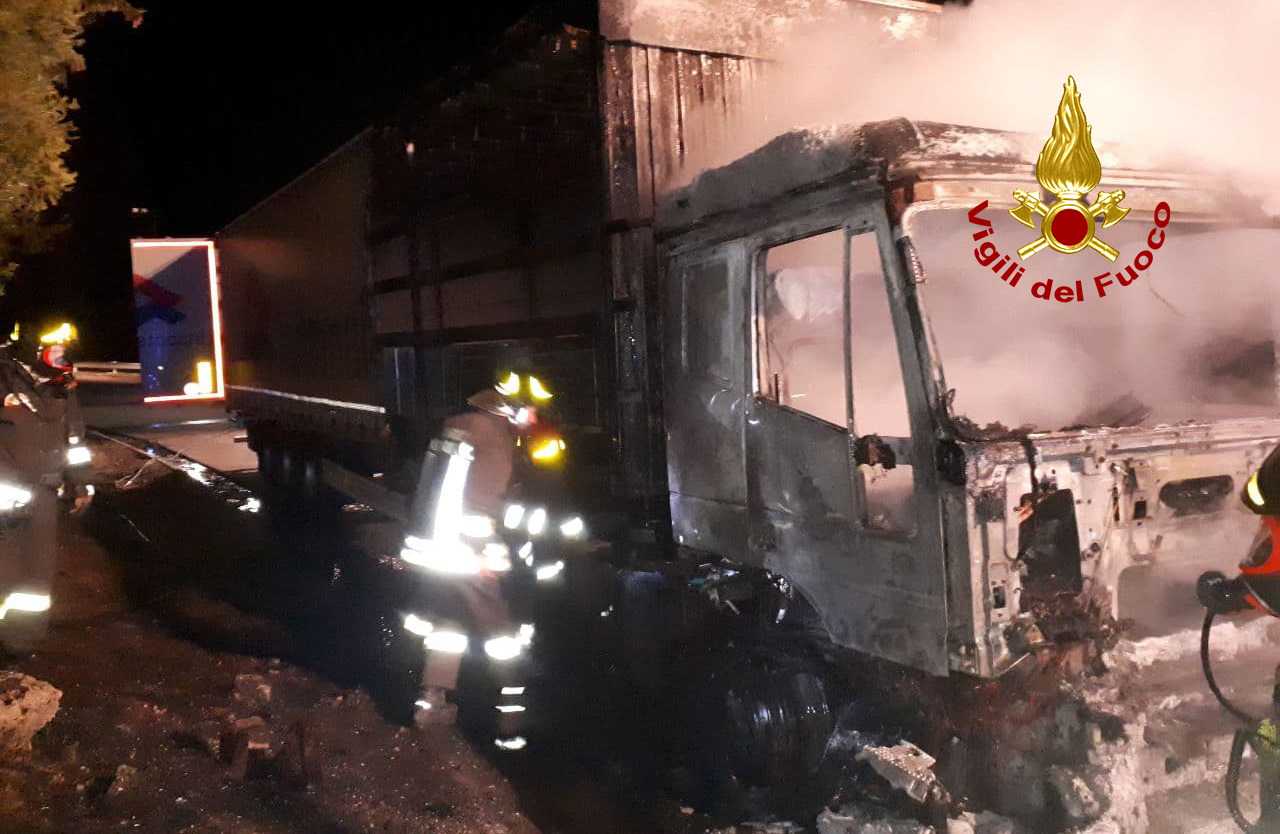 Autocarro in fiamme lungo la SS 51: ricoverato l’autista per aver inalato il fumo