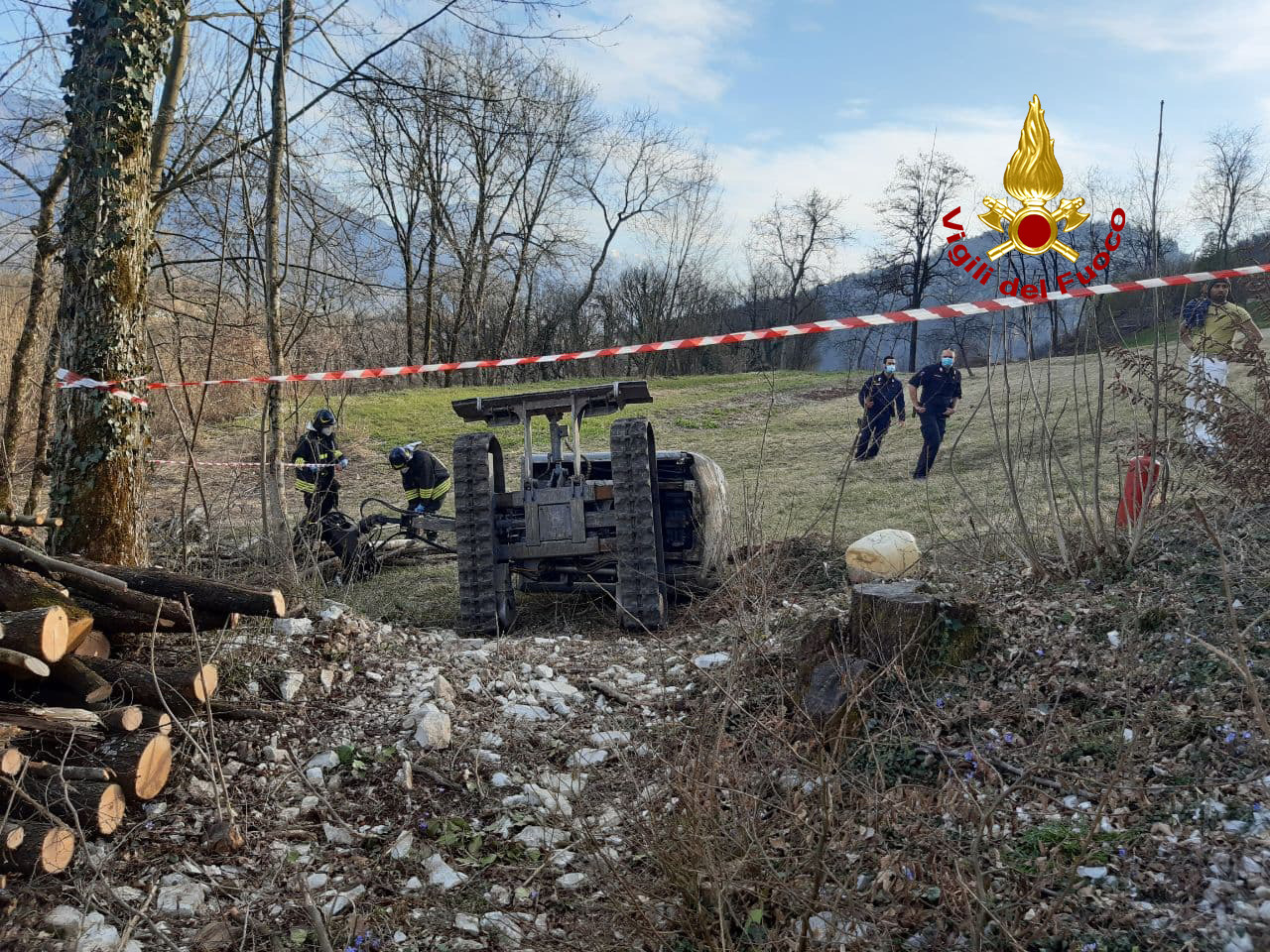 Si ribalta con l’escavatore e rimane schiacciato, 20enne trasportato all’ospedale