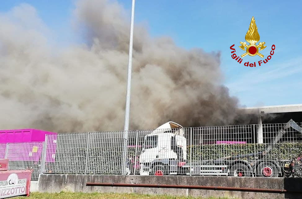 Le foto dell’incendio in un’azienda di stoccaggio e smistamento di rifiuti a Pieve d’Alpago