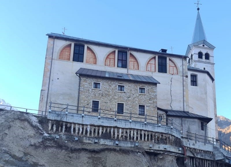 La frana accelera, si teme per il futuro della chiesa di San Martino