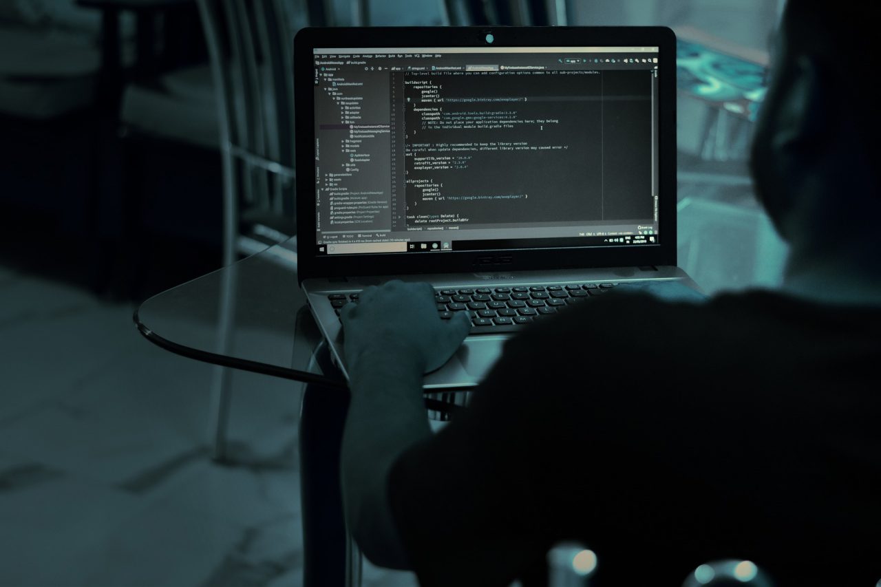 Hackeravano e-mail aziendali: riciclaggio di 600mila euro, perquisizioni a Belluno