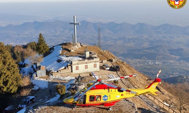 Scivola sulla neve e finisce in fondo a un vallone