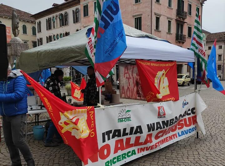 Ore decisive per Acc Belluno ed ex Embraco Torino, continua il presidio davanti alla Prefettura