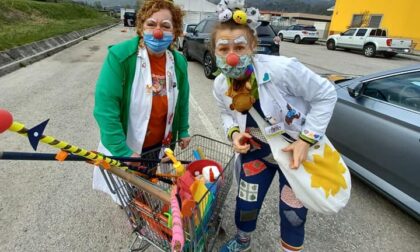 L'attesa al drive-in per la vaccinazione diventa una festa grazie ai sorrisi dei clown