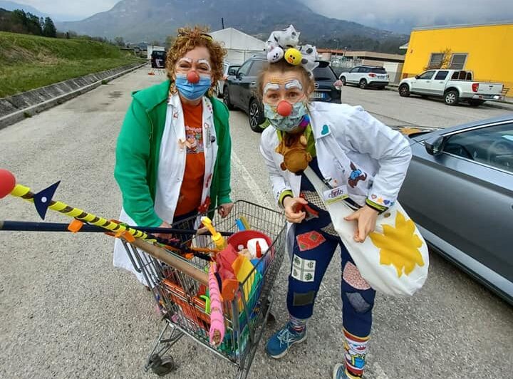 L’attesa al drive-in per la vaccinazione diventa una festa grazie ai sorrisi dei clown