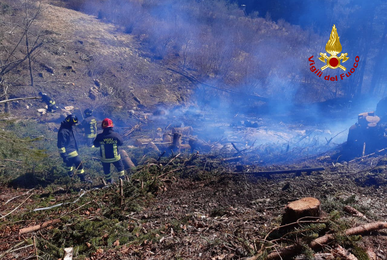 Sterpaglia e sottobosco in fiamme vicino alle abitazioni a Chiesa d’Alpago