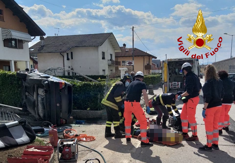 Incidente a Trichiana: perde il controllo dell’auto e si schianta contro la recinzione