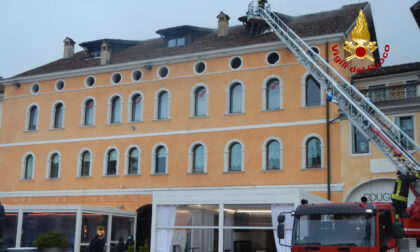 Incendio al quarto piano mansardato di una palazzina a Belluno