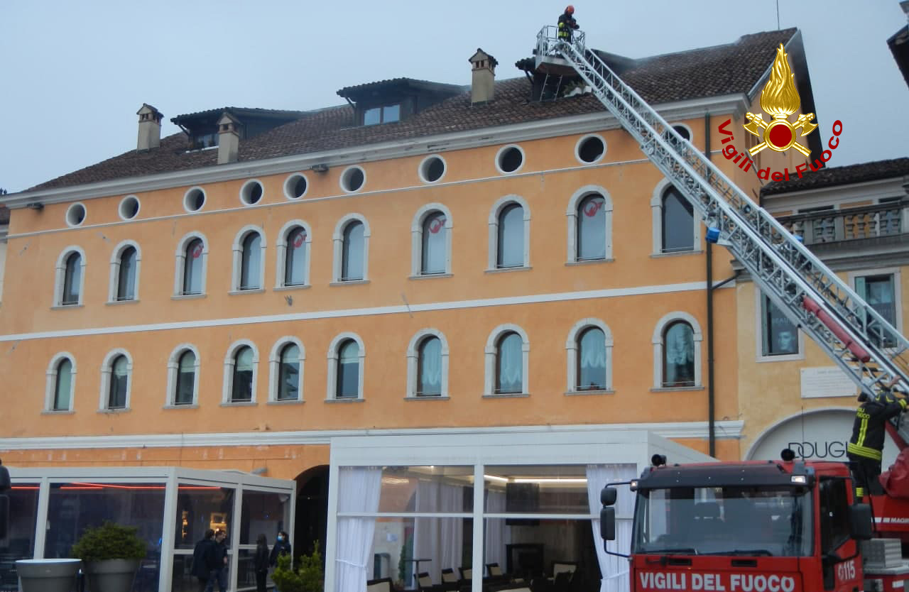 Incendio al quarto piano mansardato di una palazzina a Belluno