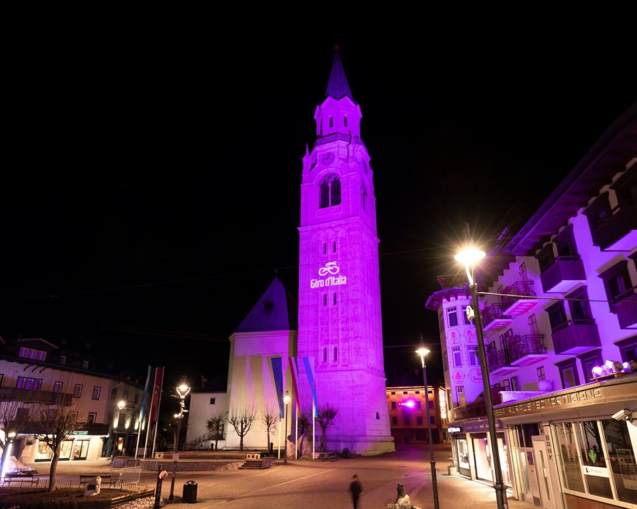 Campanile illuminato di rosa per il Giro d’Italia, Zardini: “Simbolo di fede ridotto come un Arlecchino”