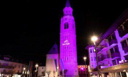 Campanile illuminato di rosa per il Giro d'Italia, Zardini: "Simbolo di fede ridotto come un Arlecchino"