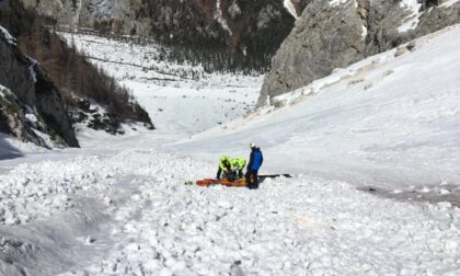 Scialpinista scivola sulla neve dura e cade per alcune decine di metri, è grave