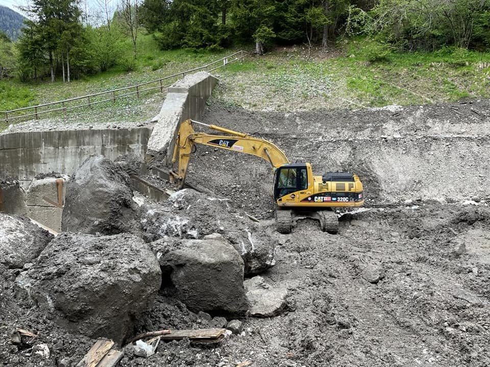 In atto le fasi di pulizia dal materiale detritico trattenuto dalla briglia frangicolata sul torrente Rudan