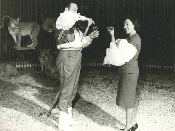La storia della super nonna ostetrica, a 96 anni ha fatto nascere bimbi in casa anche in pandemia
