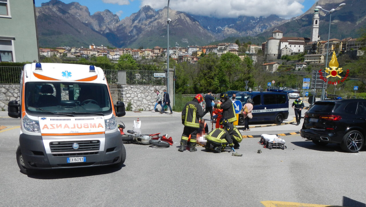 Incidente a Belluno, tremendo scontro tra auto e moto: grave il centauro