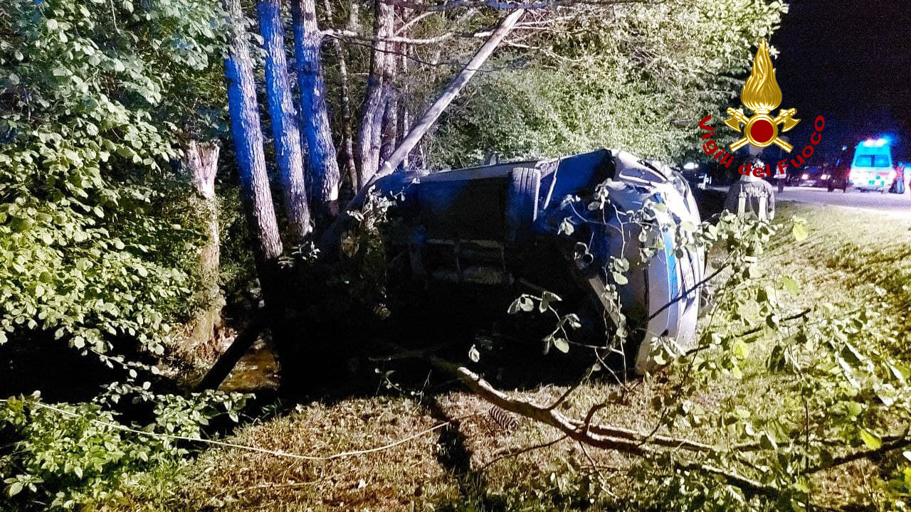 Auto esce di strada e finisce contro gli alberi: un ferito