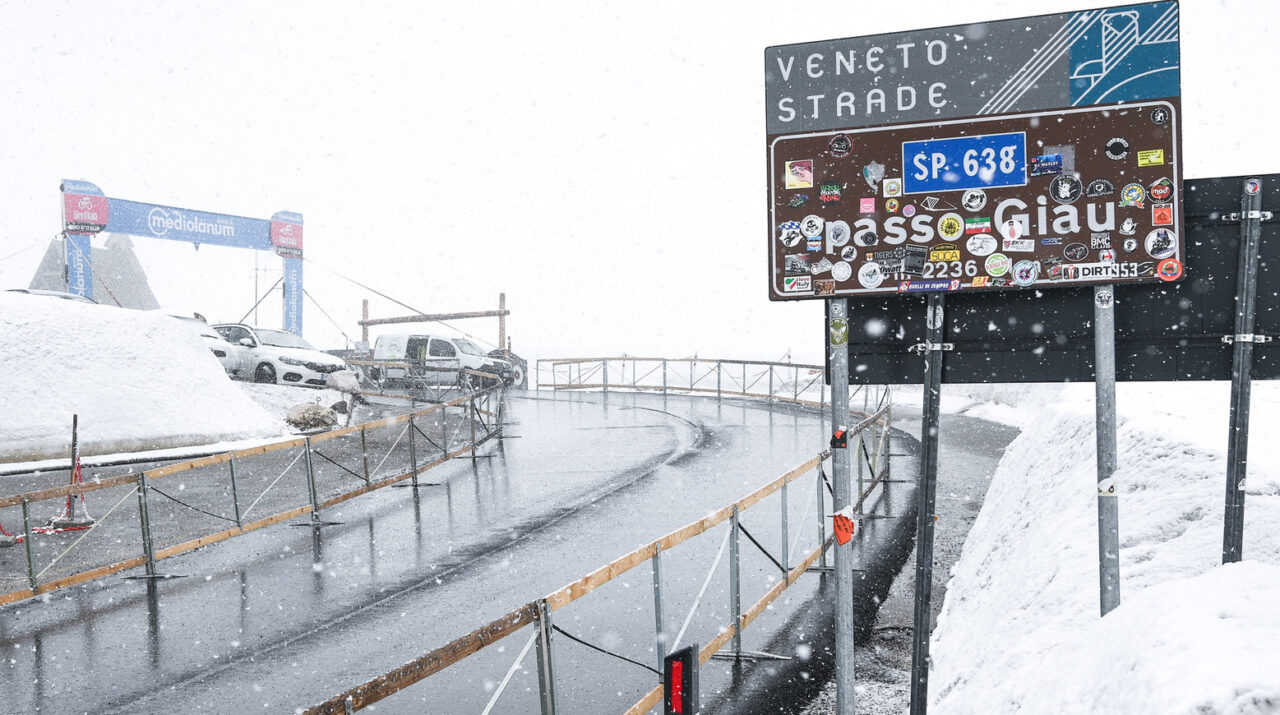 Giro d’Italia 2021, tappa di Cortina accorciata a causa del maltempo
