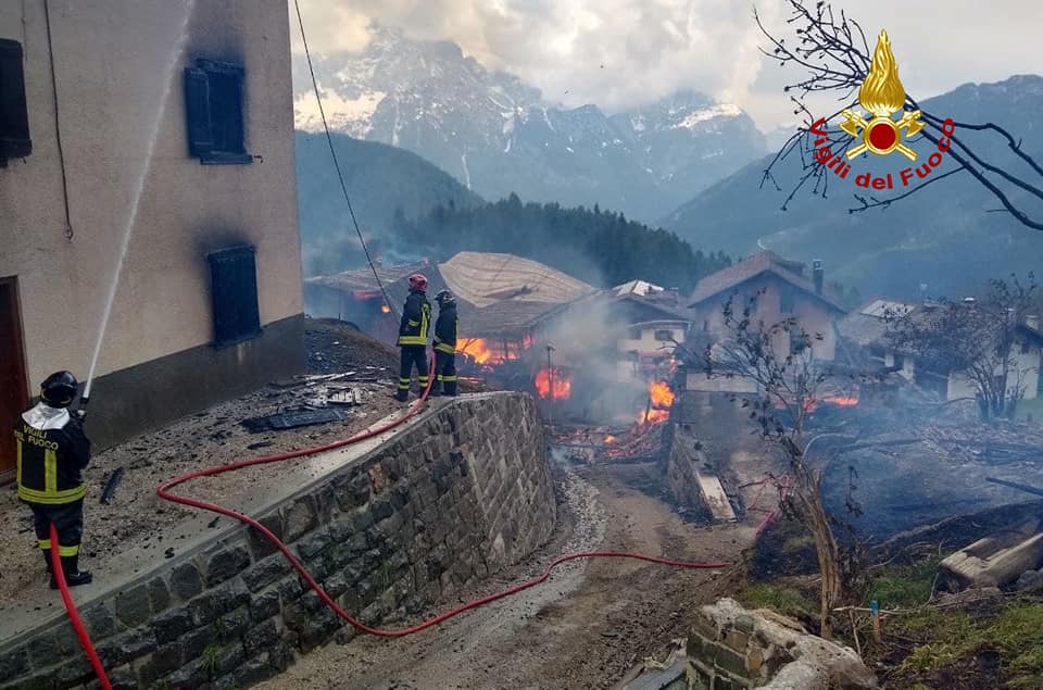 Le immagini del devastante incendio a Colle Santa Lucia, metà della frazione divorata dalle fiamme