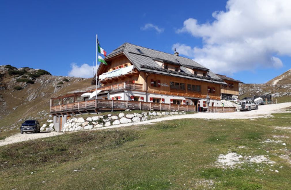 Escursionista si infortuna mentre sale verso il rifugio Sennes con il marito