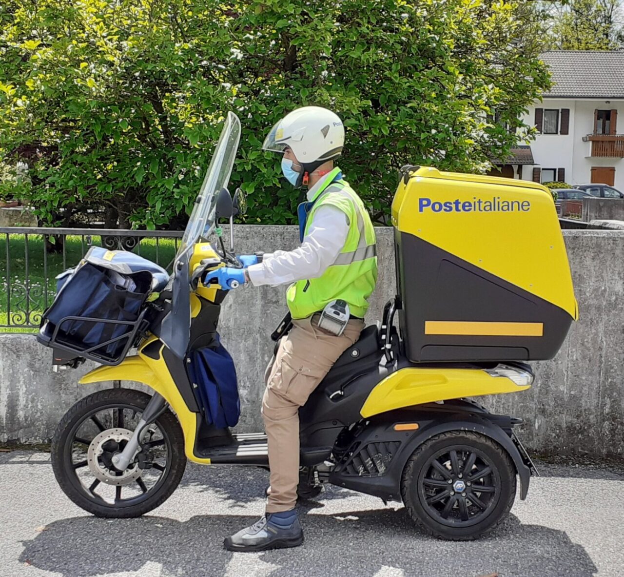 A Belluno in servizio i nuovi mezzi ecologici di Poste Italiane