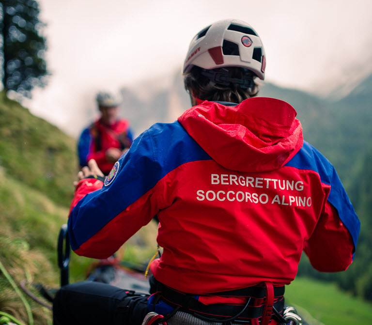 Escursionista si perde durante la salita, salvata dal Soccorso Alpino nel cuore della notte
