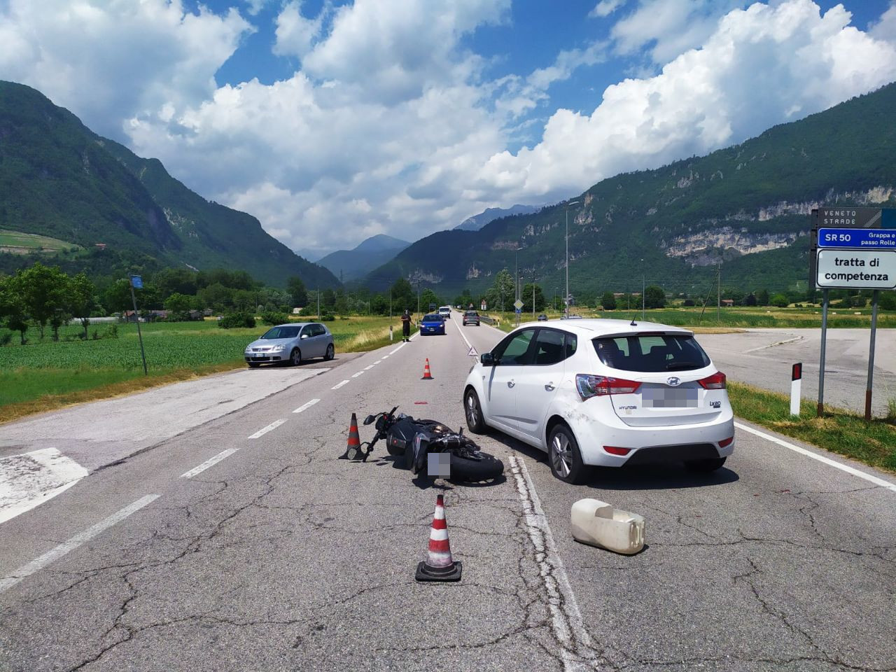 L’auto svolta a sinistra ma si scontra con la moto in fase di sorpasso: ferito centauro