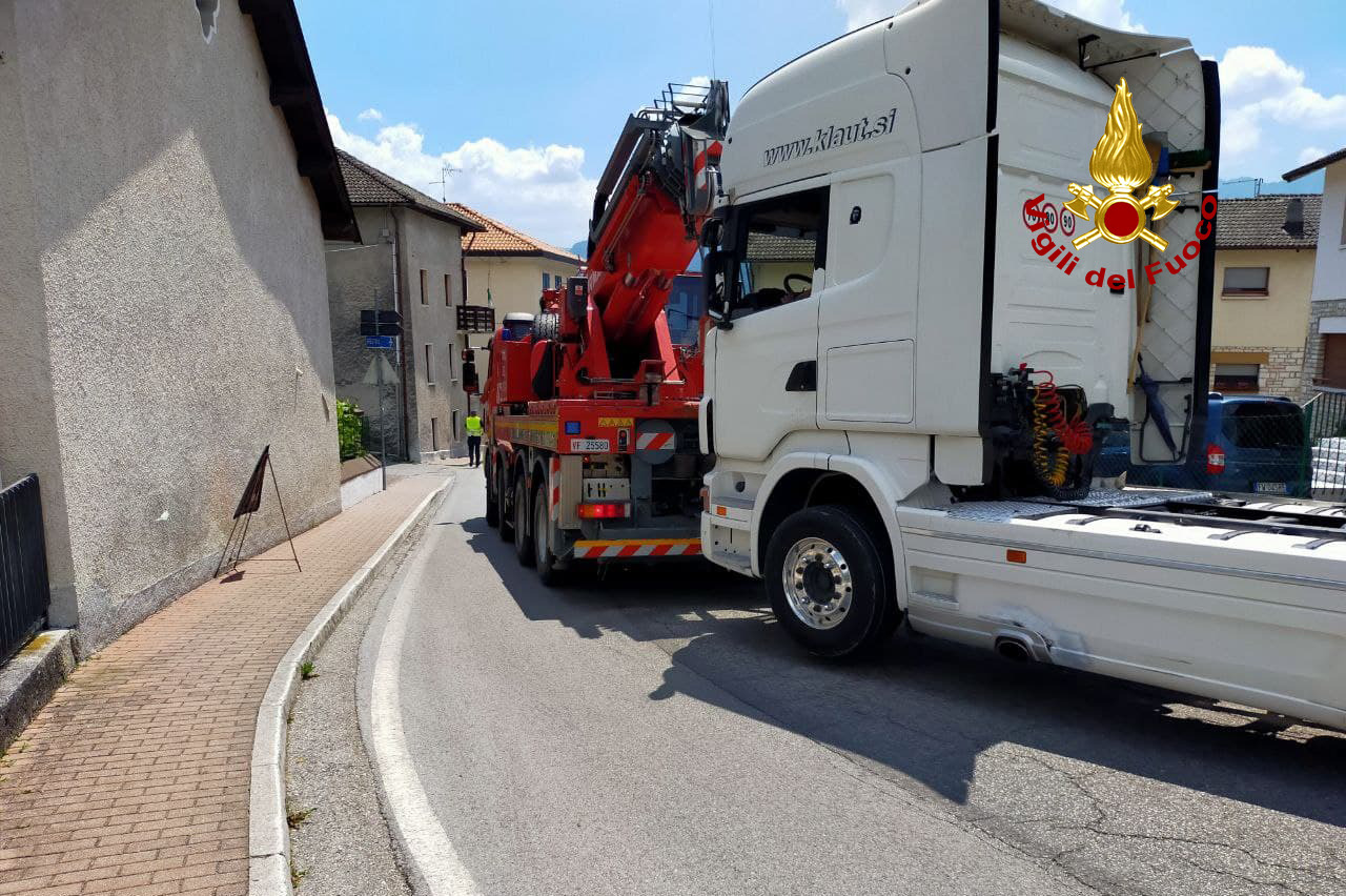Scoppia lo pneumatico anteriore di un autoarticolato: strada bloccata per ore