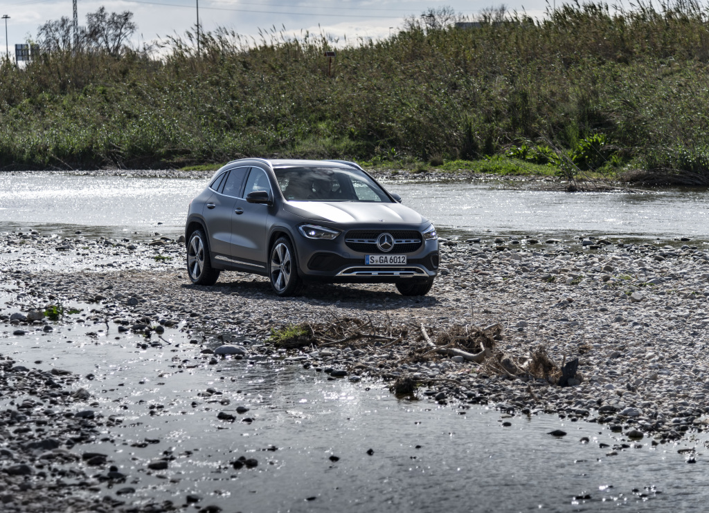 Sicurezza e guida dinamica con GLA, l’urban SUV dalle prestazioni stellari