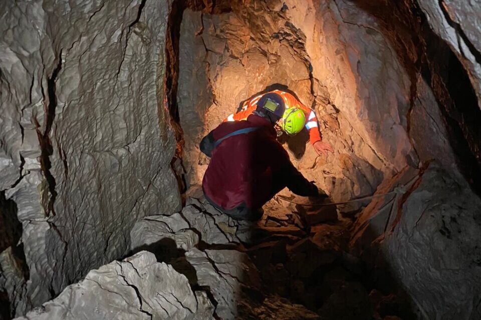 Speleologo ferito nella grotta Buca Mongana a 2000 metri di quota, salvato nella notte