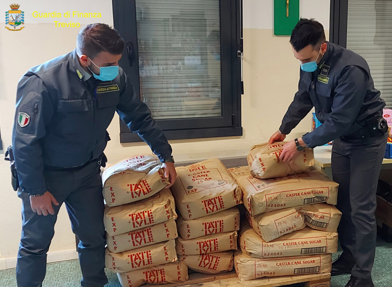 Sequestrate quasi mille bottiglie di vino bianco dichiarato come prosecco DOC ma privo di etichetta