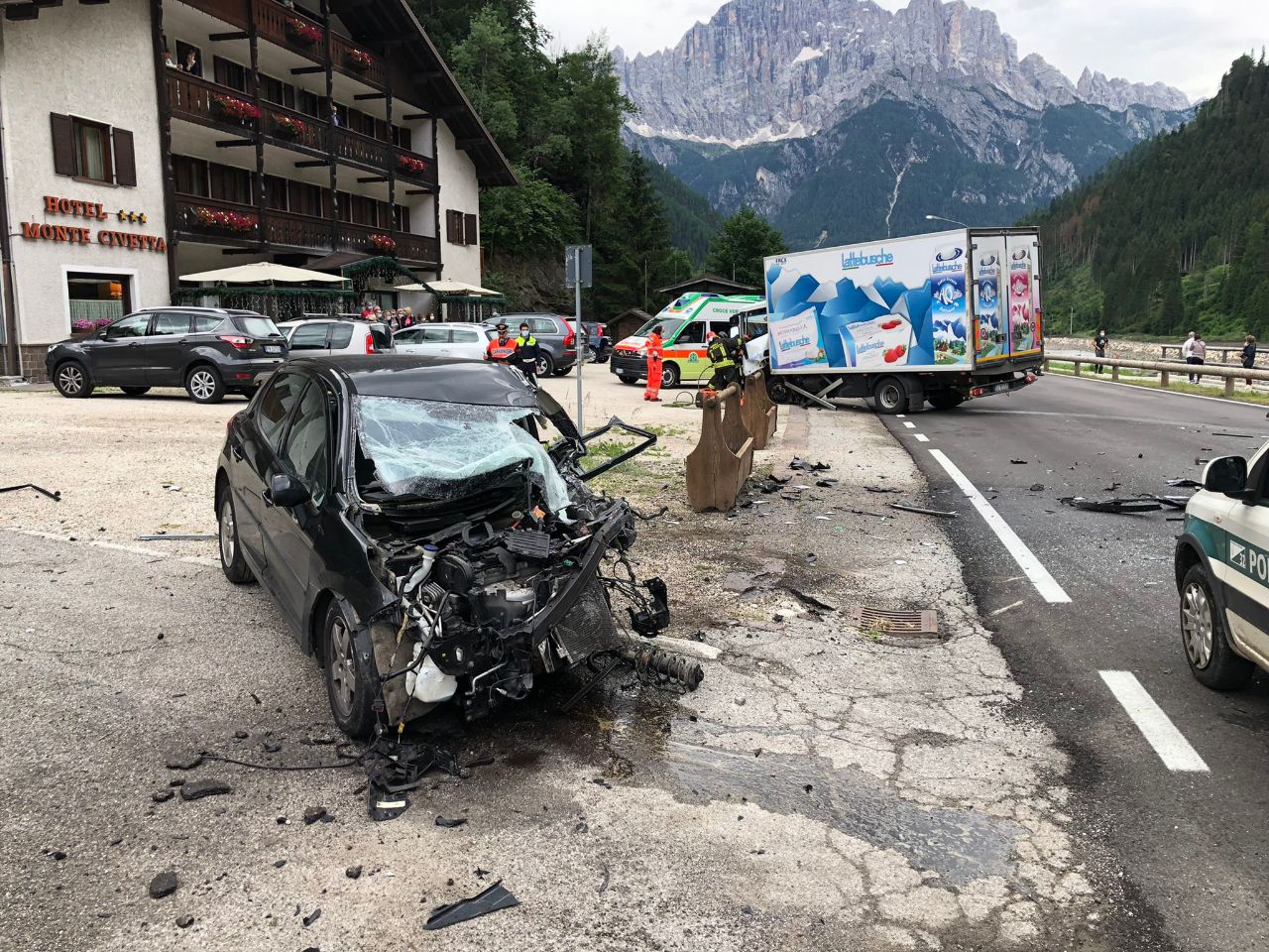 Violento scontro con un camion, donna 47enne muore sul colpo