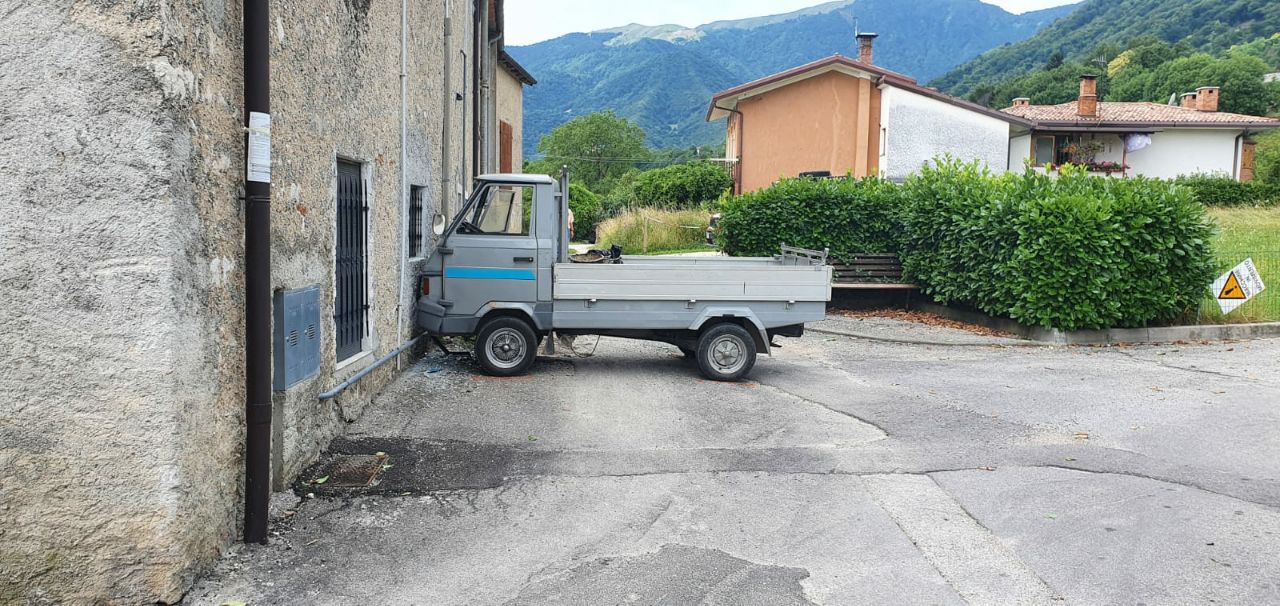 Perde il controllo dell’Ape e va a sbattere contro casa sua