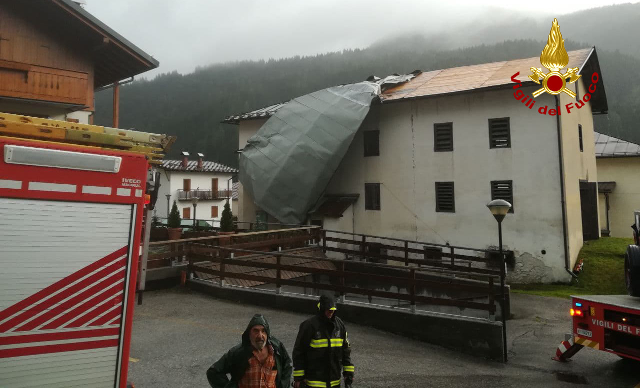Maltempo nel Cadore: case scoperchiate e piante in strada