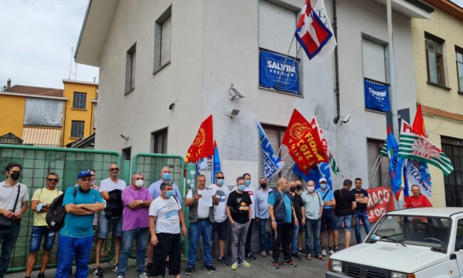 Ex Embraco, lavoratori sotto la sede della Lega a Torino: “Giorgetti, vogliamo risposte subito!”