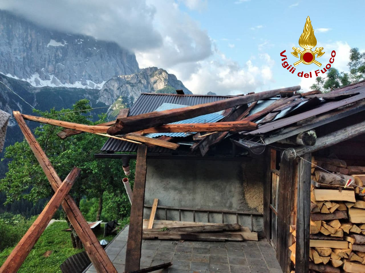 Maltempo nel Bellunese: pali pericolanti, alberi caduti e tetti danneggiati
