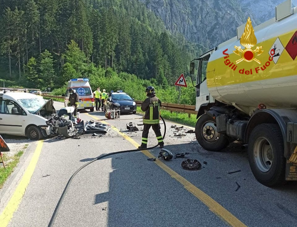 Frontale a Santo Stefano di Cadore tra un furgone e un’autocisterna: morto papà 63enne
