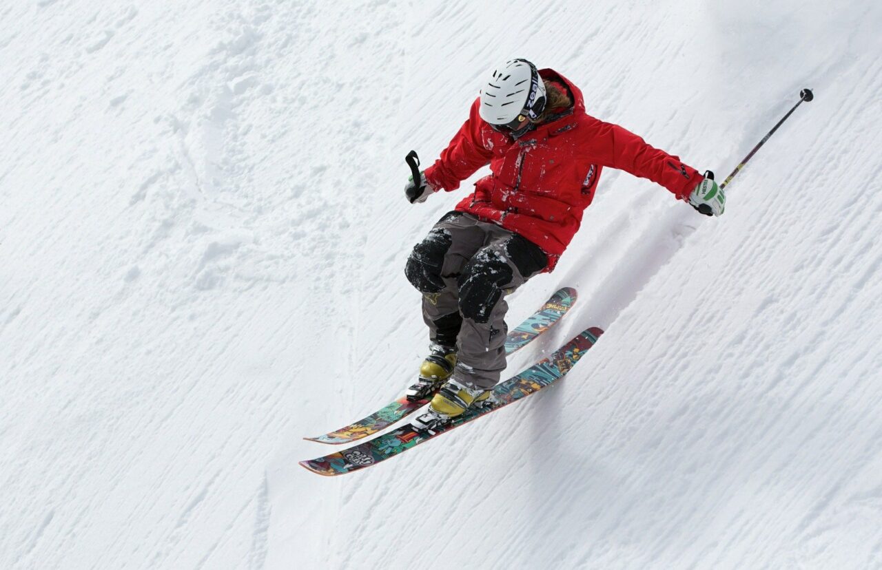 Focolaio al corso aspiranti maestri sci e snowboard in Francia: ancora 13 positivi