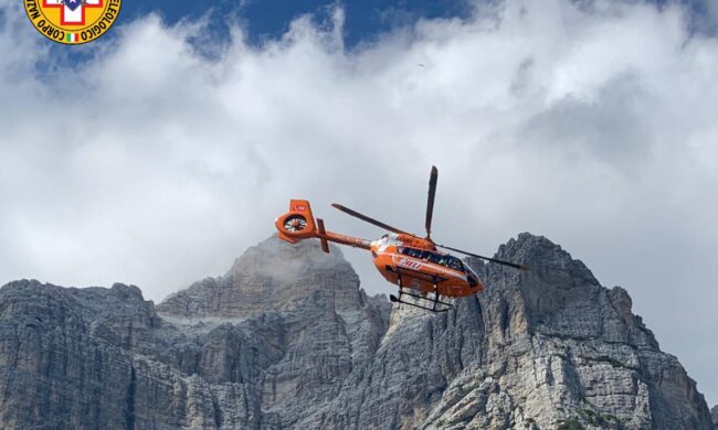 Ruzzola per 15 metri in un canalone, 30enne si sistema la spalla lussata ma poi chiede aiuto