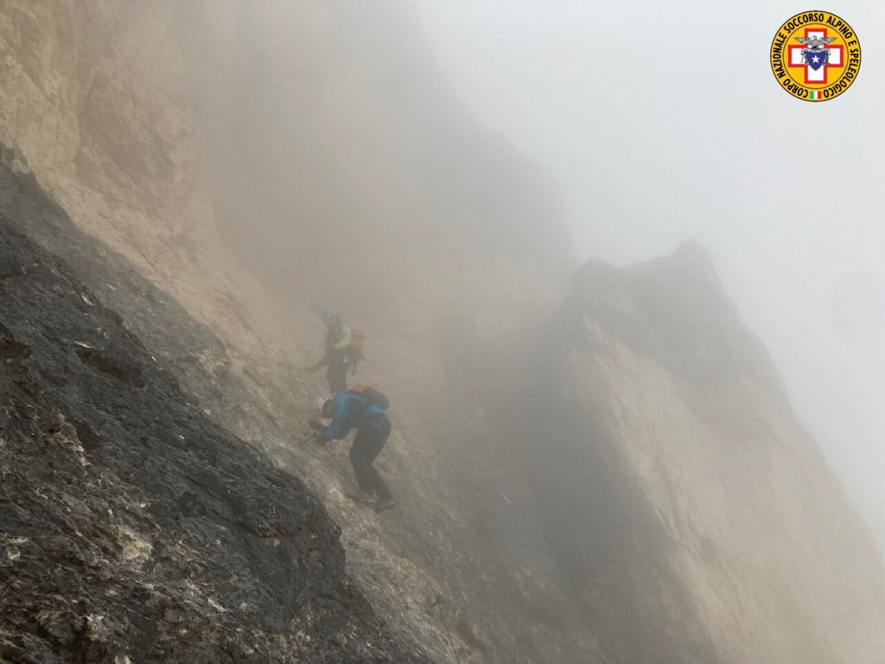 Escursionista stanco rimane bloccato in cima alla Tofana di Mezzo, il vento rende difficili i soccorsi