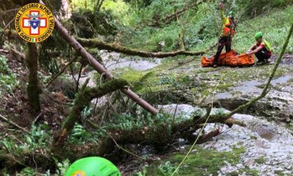 Escursionista ruzzola in una scarpata finendo nel torrente