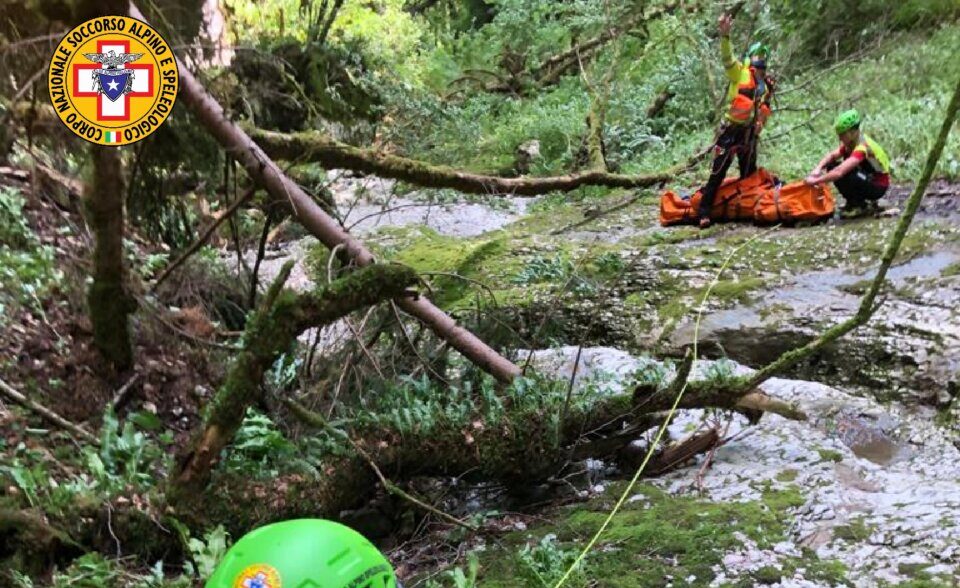 Escursionista ruzzola in una scarpata finendo nel torrente