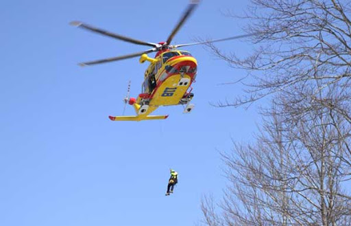 Si sente male in ferrata, spettacolare intervento per salvarlo